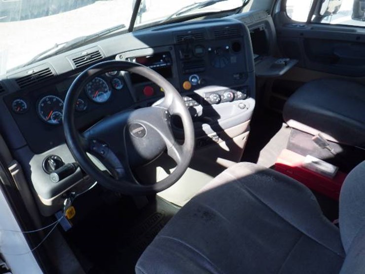 2017-freightliner-cascadia-113-image-9