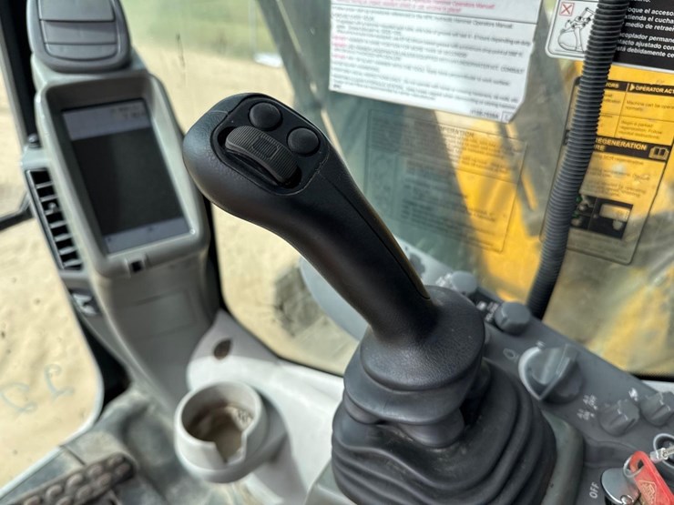 deere-245g-lc-image-31
