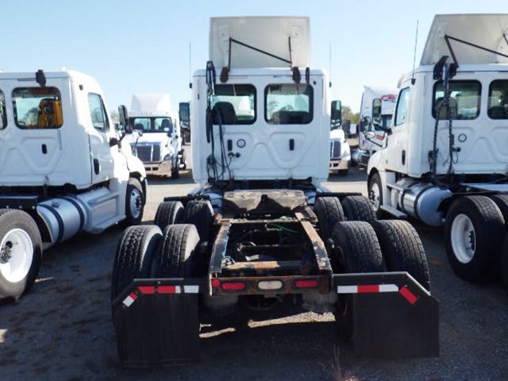 2018-freightliner-cascadia-126-image-6