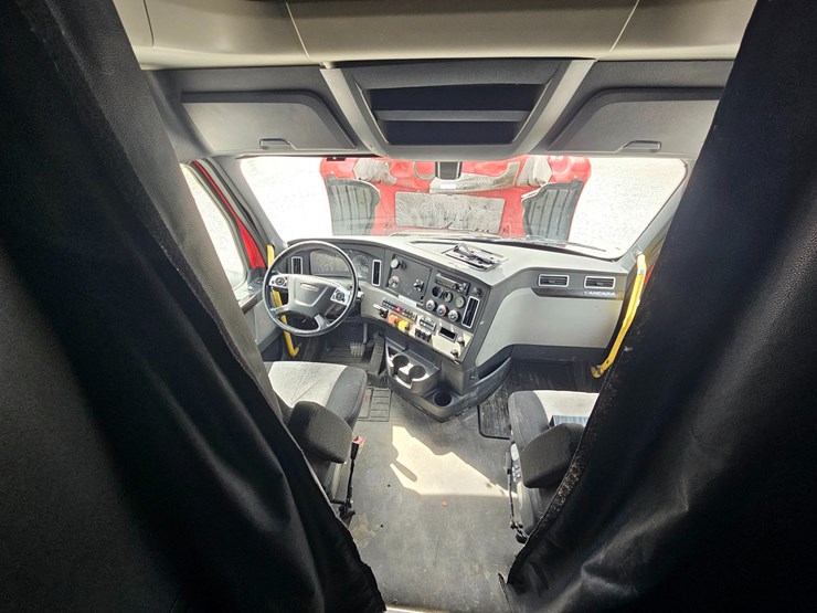 2019-freightliner-cascadia-126-image-77