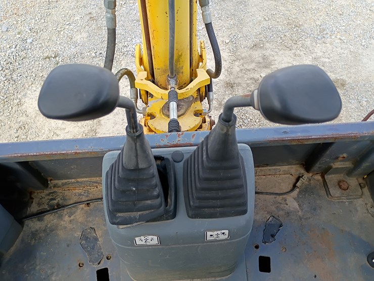 new-holland-lb75-image-48