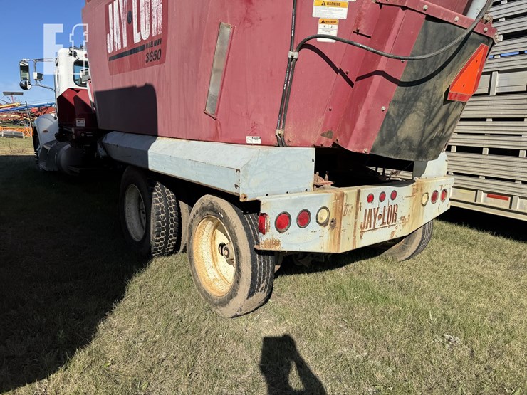 2005-peterbilt-335-image-5