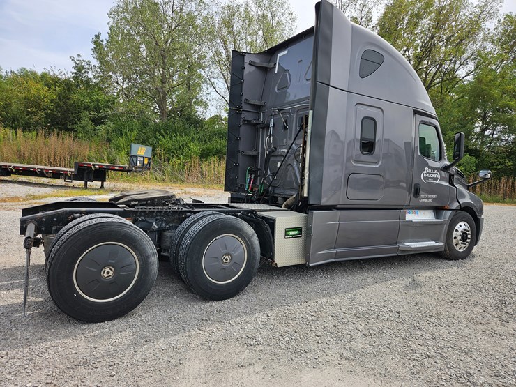 2019-freightliner-cascadia-126-image-20