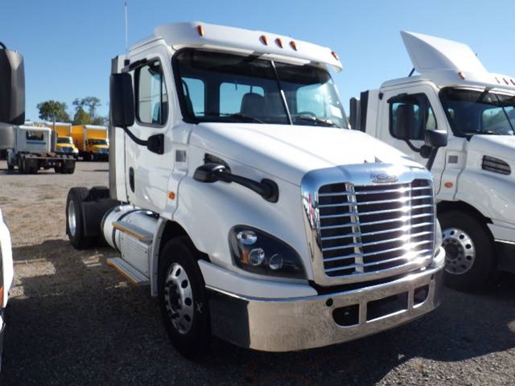 2017-freightliner-cascadia-113-image-2