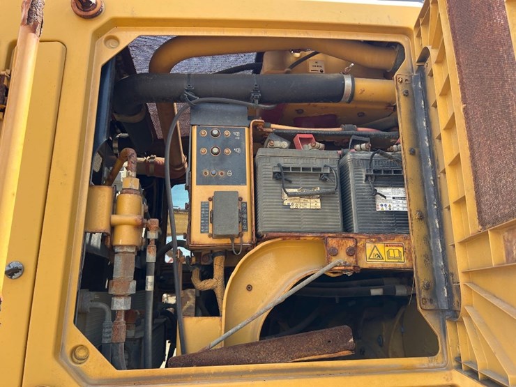 caterpillar-120-image-37