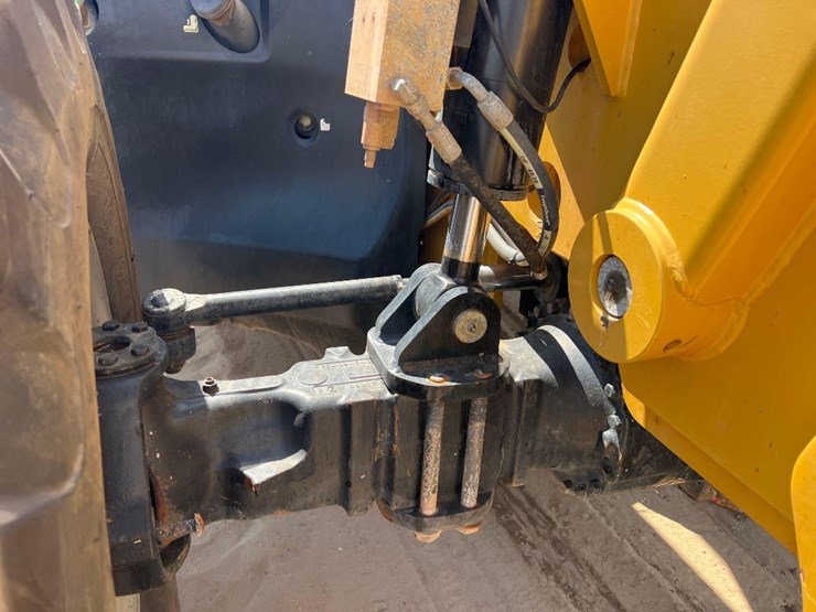 2018-caterpillar-tl1055d-image-25