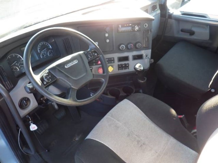 2020-freightliner-cascadia-126-image-11