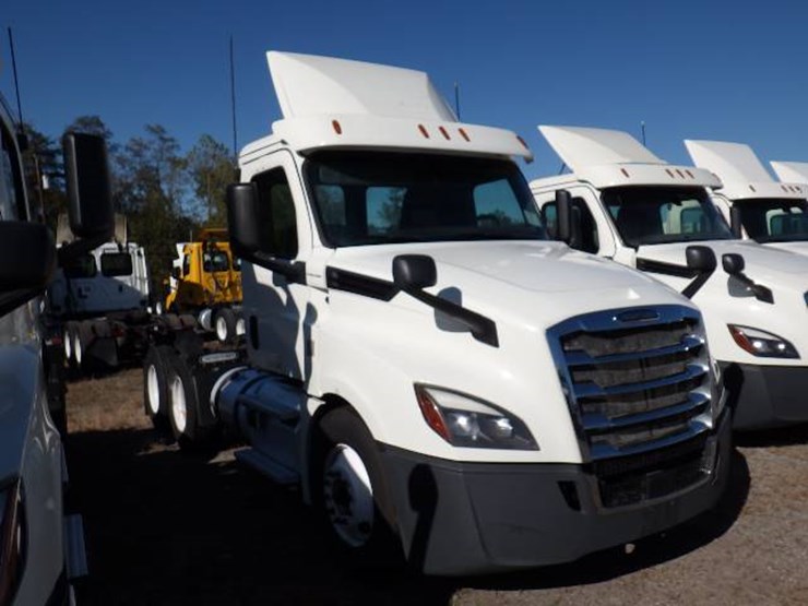 2018-freightliner-cascadia-126-image-2