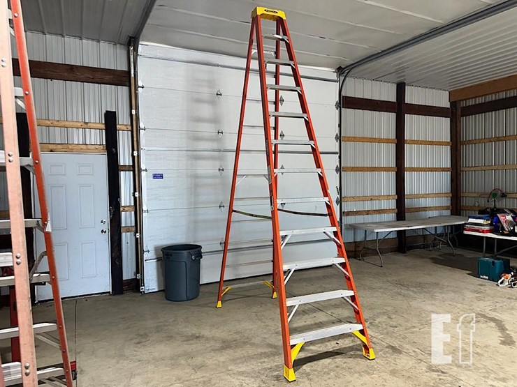 2027-werner-12'-fiberglass-ladder-image-2