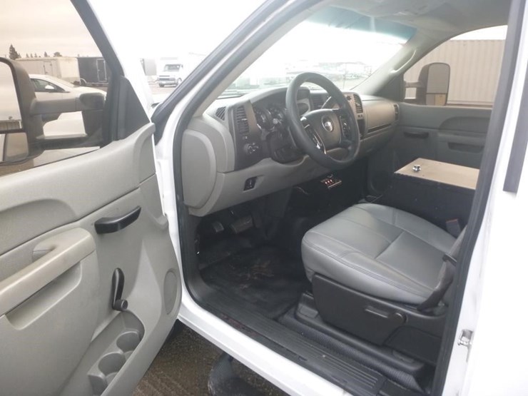 2012-chevrolet-3500-image-9