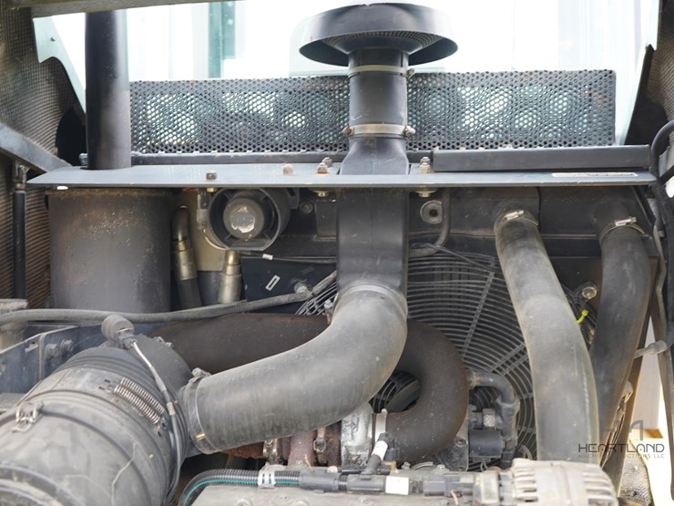 2010-deere-244j-image-17