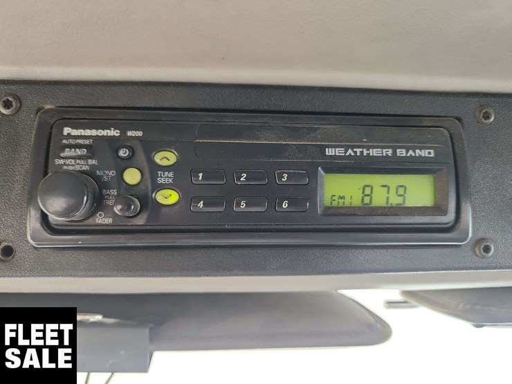 2001-freightliner-fl80-image-25