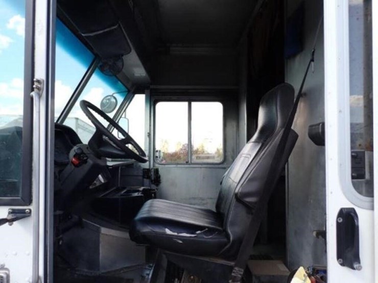 2013-freightliner-mt55-image-24
