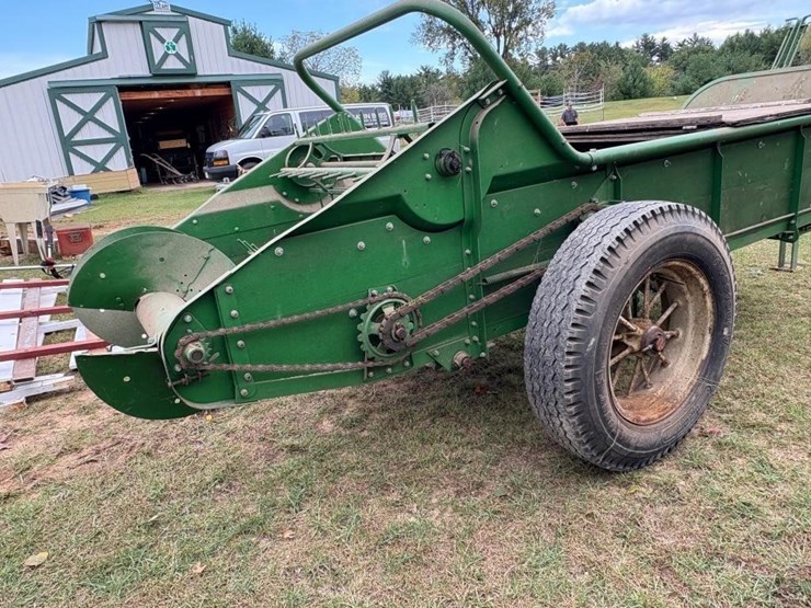 john-deere-ground-driven-manure-spreader-image-4