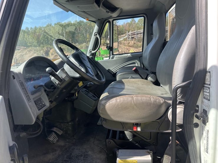 2006-international-durastar-4300-image-37
