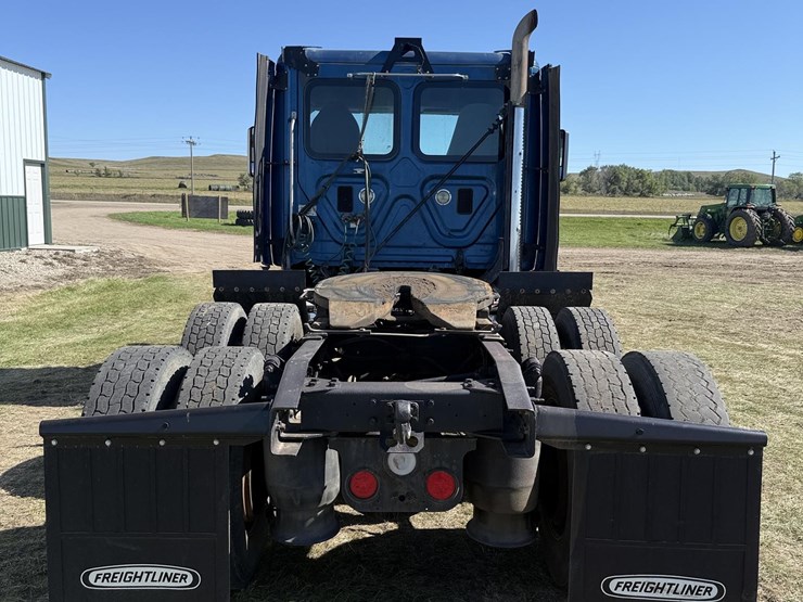 2015-freightliner-cascadia-125-evolution-image-4