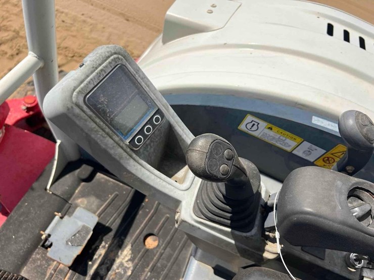 2017-takeuchi-tb240-image-29