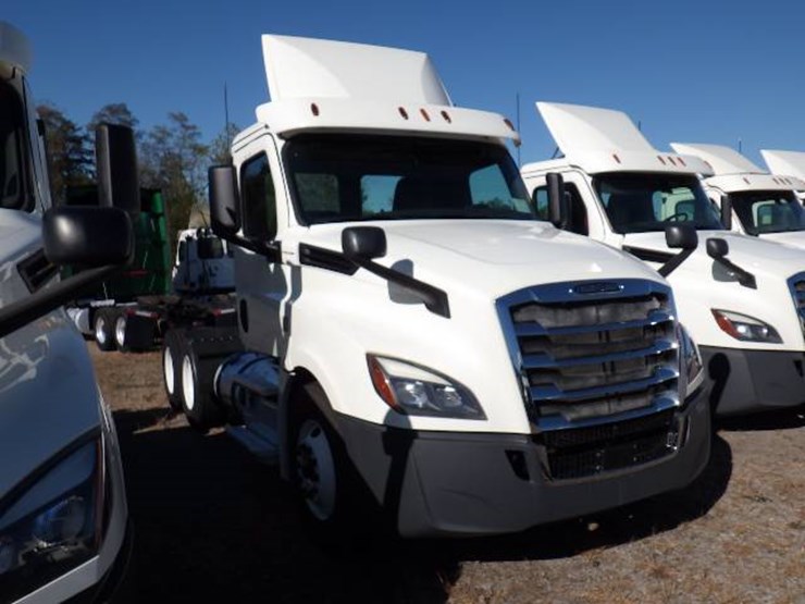 2018-freightliner-cascadia-126-image-2