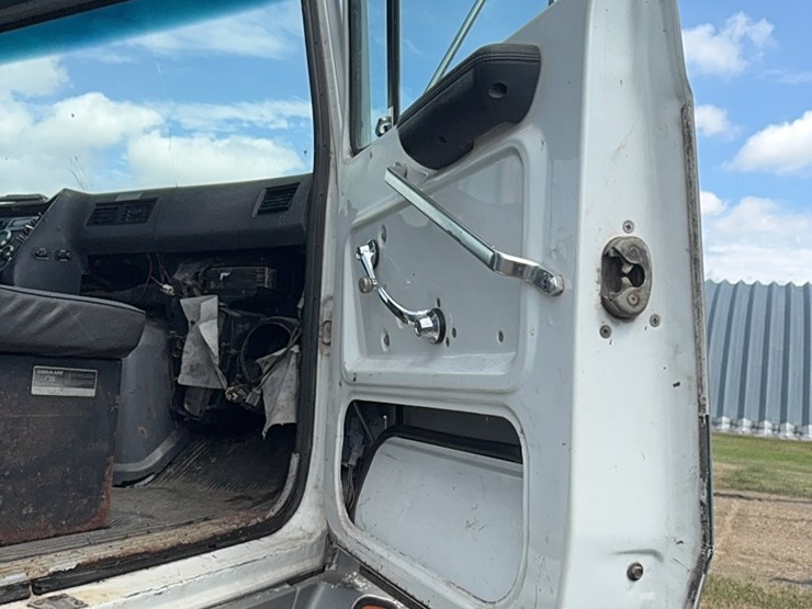 1995-ford-l9000-image-17
