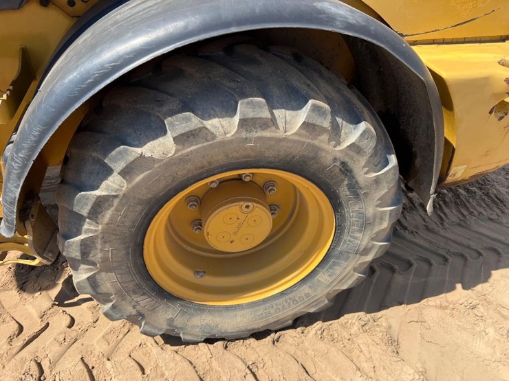 2017-caterpillar-908m-image-10