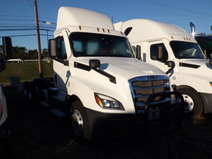 2022-freightliner-cascadia-126-image-3