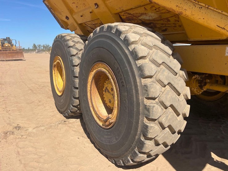 2006-deere-250d-image-12