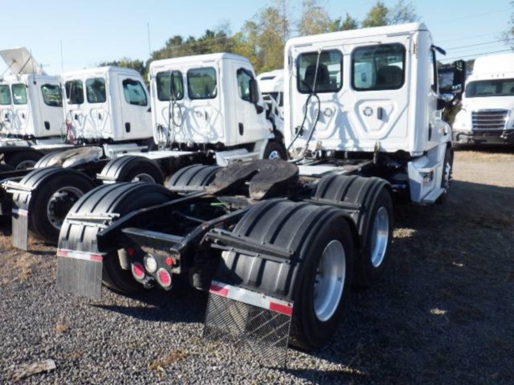 2019-freightliner-cascadia-113-image-5