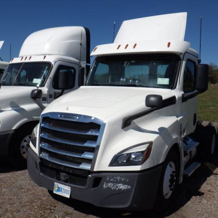 FREIGHTLINER CASCADIA 126