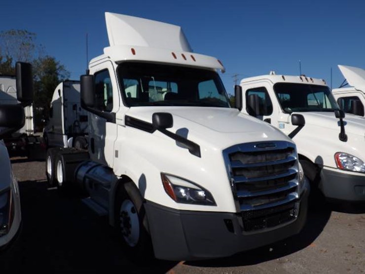 2018-freightliner-cascadia-126-image-2