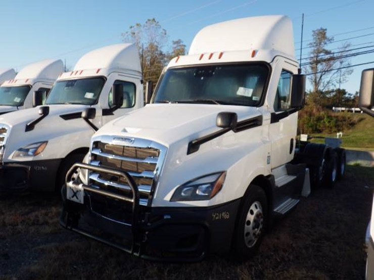 2022-freightliner-cascadia-126-image-1