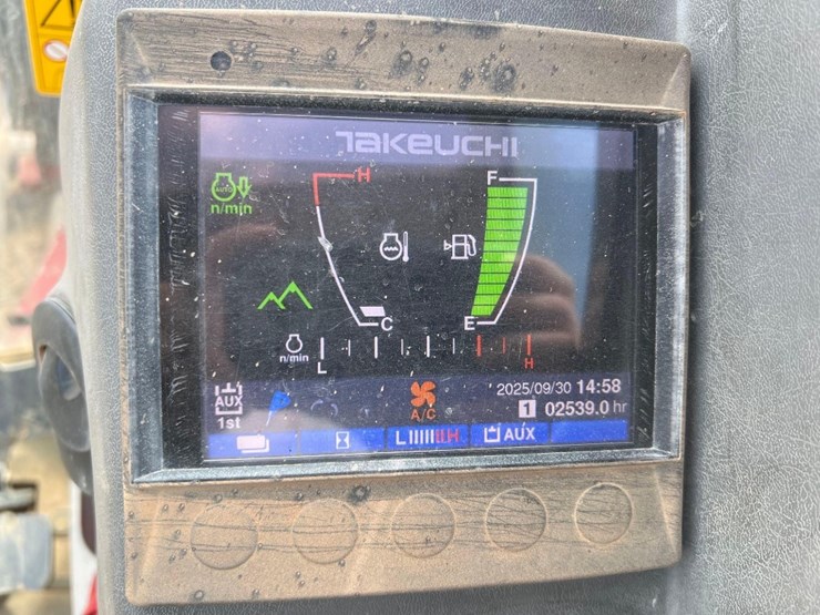 2020-takeuchi-tb240-image-33