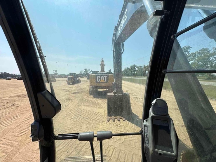 2017-deere-350g-lc-image-28