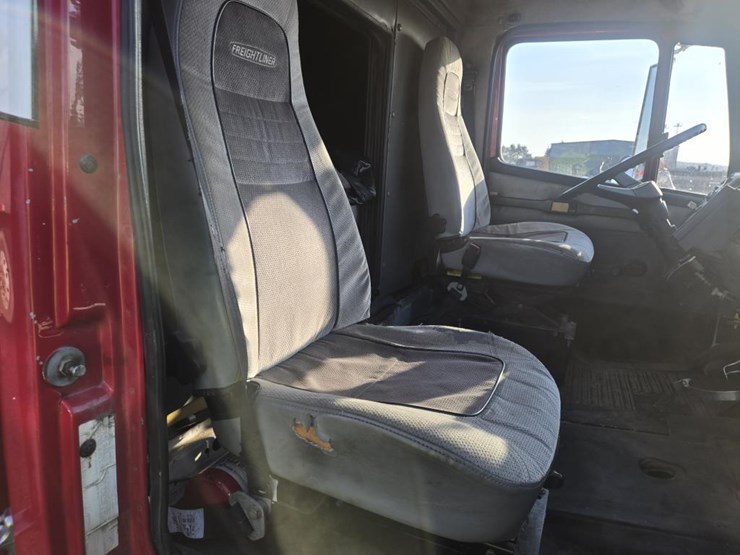 1997-freightliner-fl60-image-36