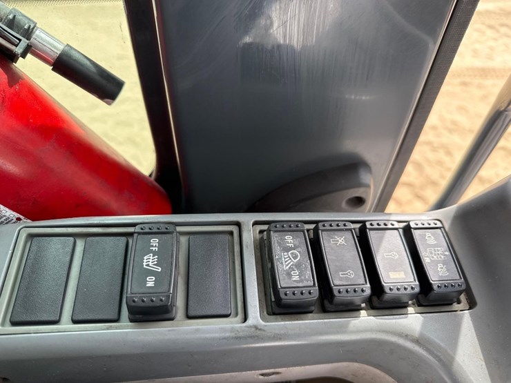 deere-245g-lc-image-30