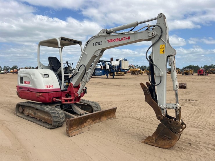 2018-takeuchi-tb240-image-6