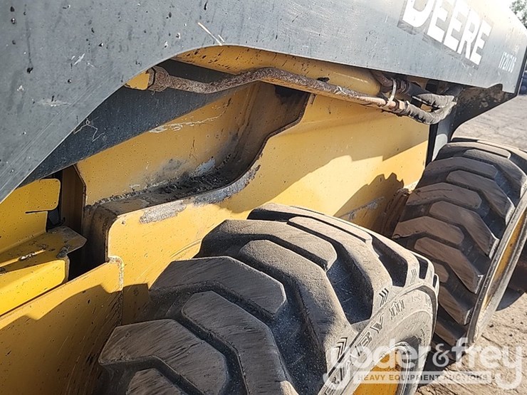 2010-deere-332d-image-16