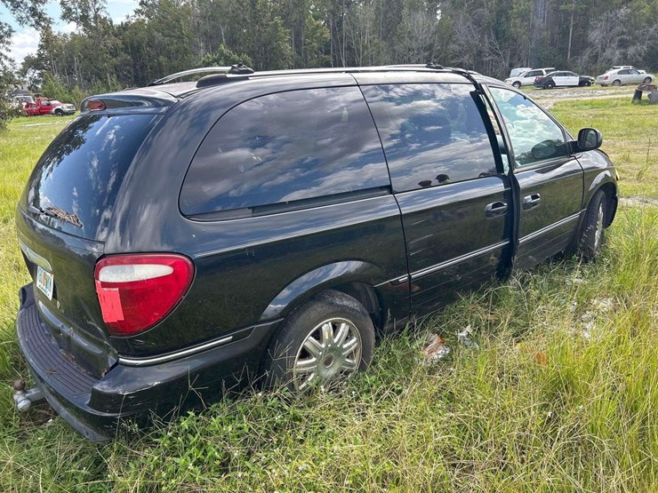 2005-chrysler-town-&-country-image-3