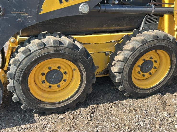 2011-new-holland-l215-image-17