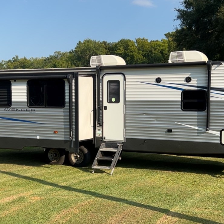 #100 • 2021 PRIME TIME AVENGER RV