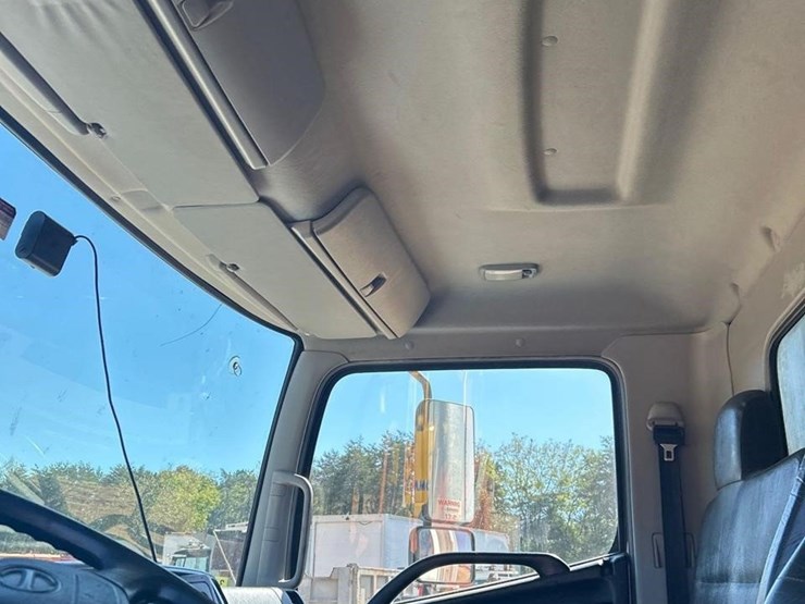 2019-hino-268-image-36
