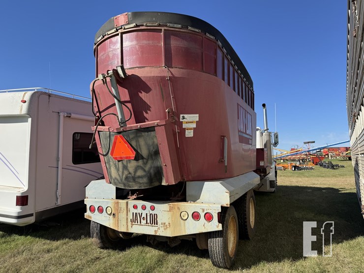 2005-peterbilt-335-image-6