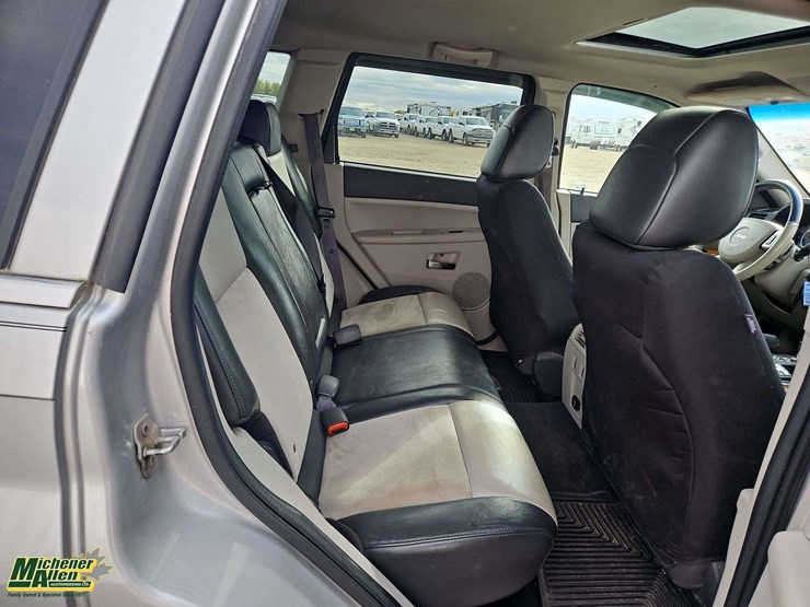 2010-jeep-grand-cherokee-image-17