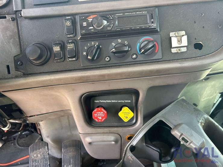 2014-peterbilt-384-image-26
