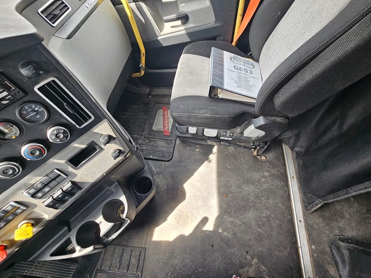 2019-freightliner-cascadia-126-image-57