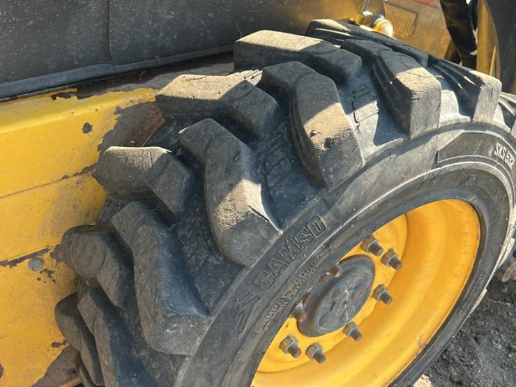 2011-new-holland-l215-image-34