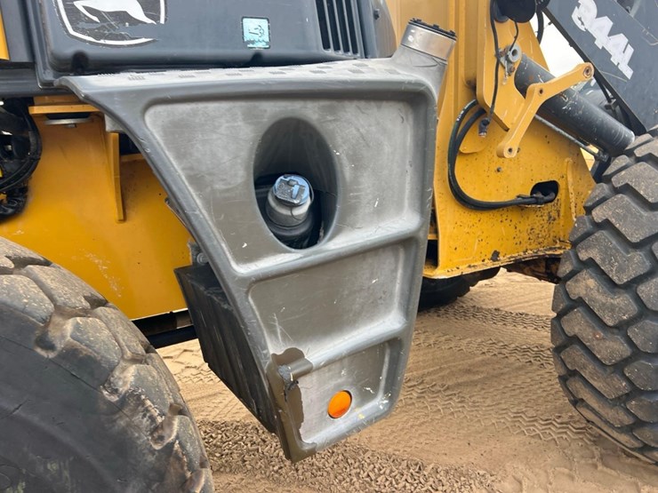 2018-deere-344l-image-23