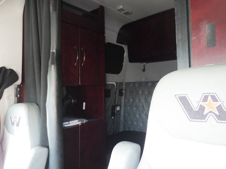 2020-western-star-5700xe-image-10