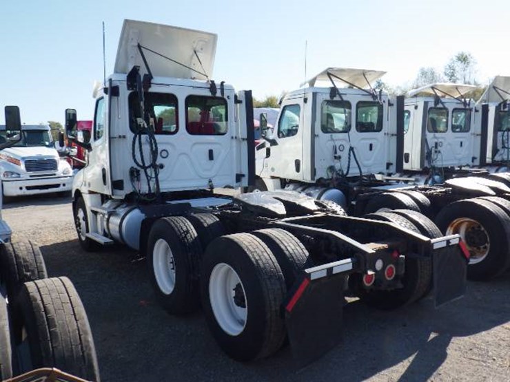 2018-freightliner-cascadia-126-image-9