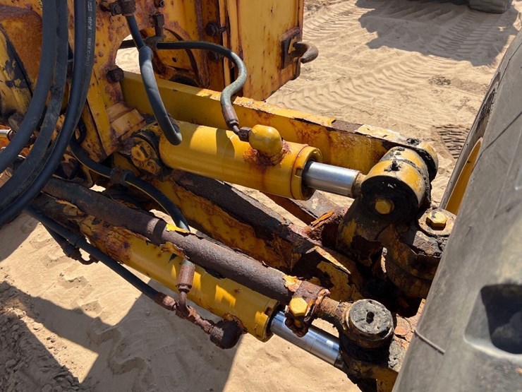 caterpillar-120-image-26