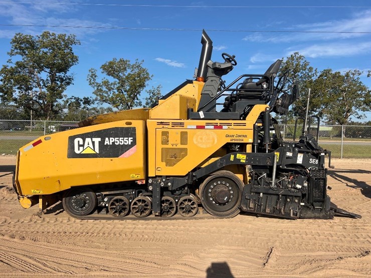 2017-caterpillar-ap-555f-image-1
